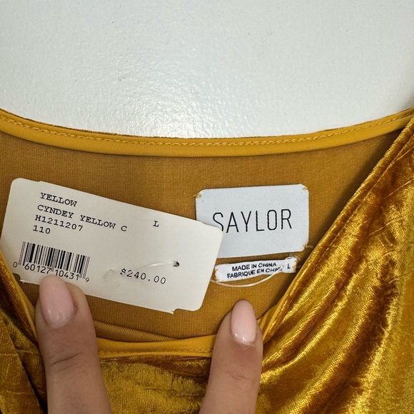 SAYLOR Crushed Velvet midi Dress - Picture 3 of 6